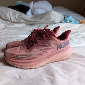 Women's size 9.5 Hoka Clifton 9 tennis shoes
